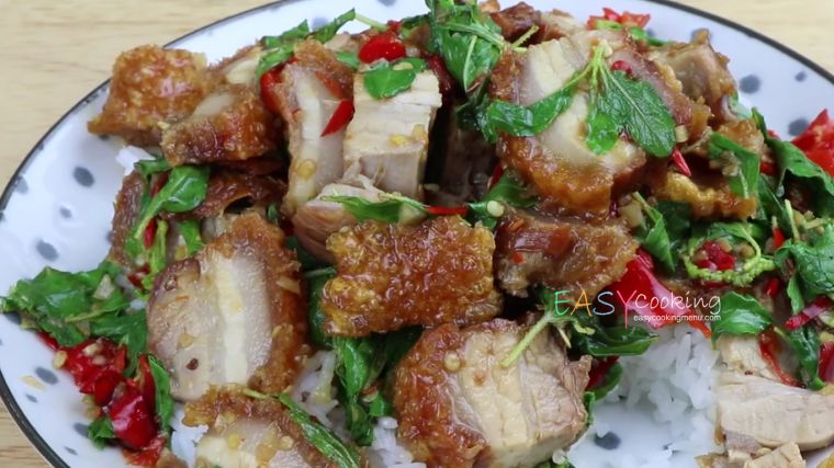 ข้าวราดผัดกะเพราหมูกรอบ