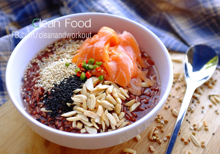 ข้าวต้มข้าวมันปูกล้อง หน้าธัญพืชและแซลมอนรมควัน