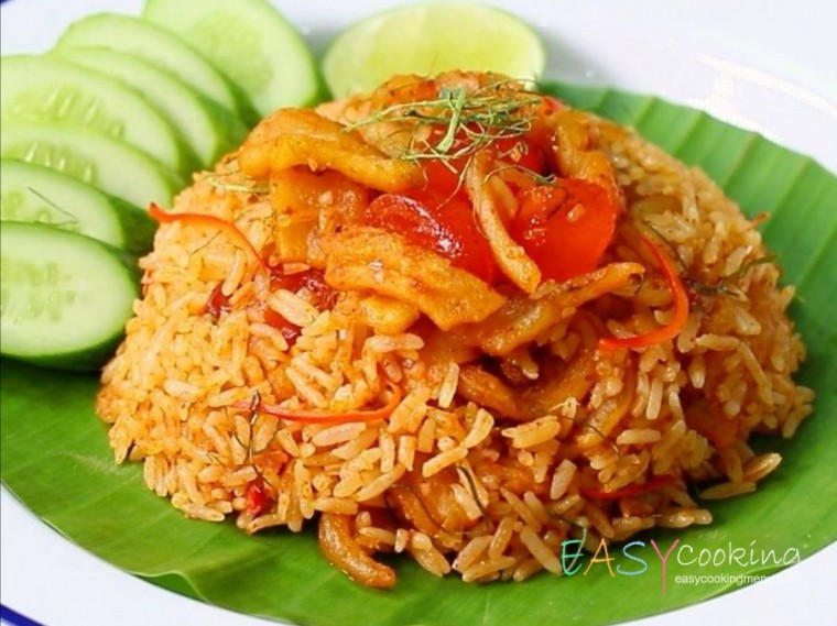 ข้าวผัดพริกแกงกากหมูกระเทียมเจียว
