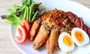 ข้าวผัดปลาร้าแซ่บทรงเครื่อง