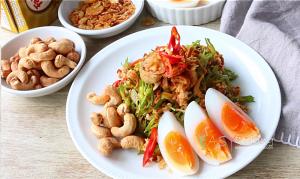 ยำถั่วพลูสดไข่ต้ม