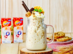 Caramel milkshake with cookie