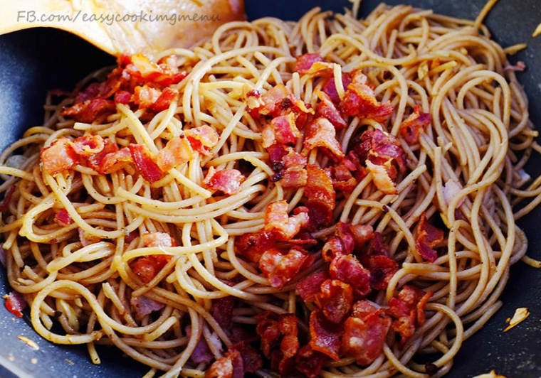 สปาเกตตี้เส้นโฮลวีทเบคอนกรอบ