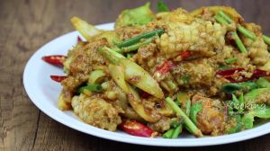 ปลาหมึกผัดผงกะหรี่ไข่เค็ม