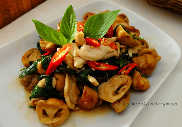 เห็ดฟางผัดใบโหรพา