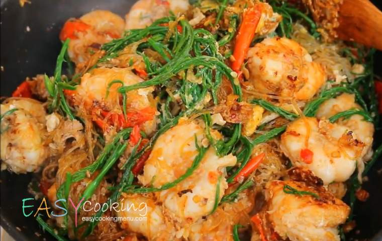 ผัดวุ้นเส้นชะอมกุ้ง เครื่องแน่นๆ