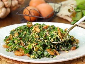 ใบเหลียงผัดไข่ใส่กุ้งเสียบ
