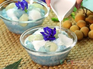 ข้าวเหนียวเปียกลำไยอัญชันมะพร้าวอ่อน