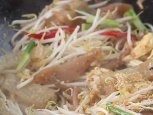หนังหมูผัดถั่วงอก