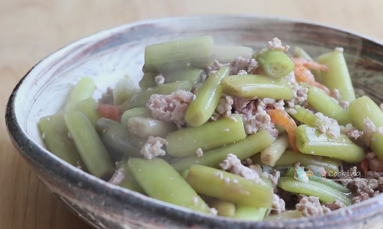 แหนมหมูผัดสายบัว