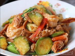 มะเขือยาวผัดกุ้งใบโหระพา