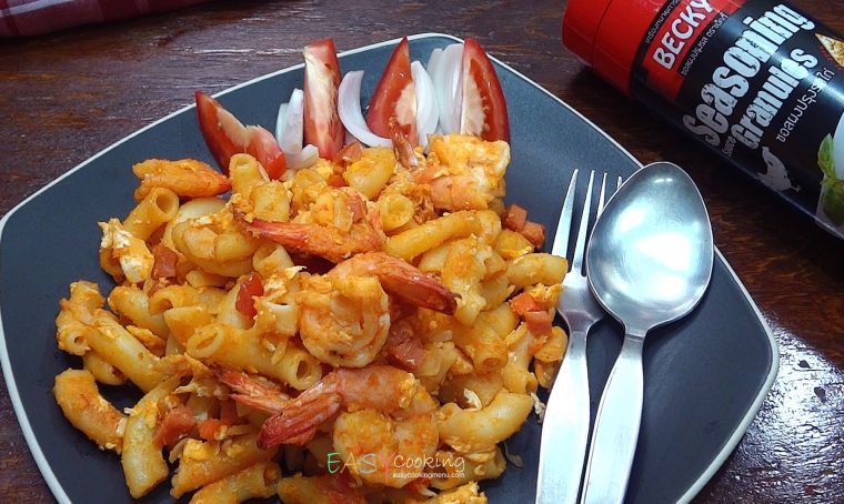 มักกะโรนีกุ้งผัดซอสมะเขือเทศ