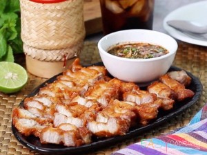 สามชั้นจิ้มแจ่ว