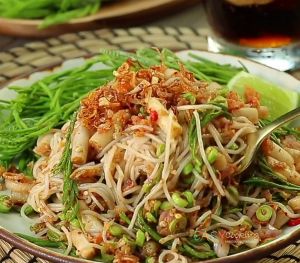ยำข้าวปุ้นไหลบัวกระถิน