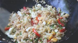 ข้าวผัดไข่ต้ม