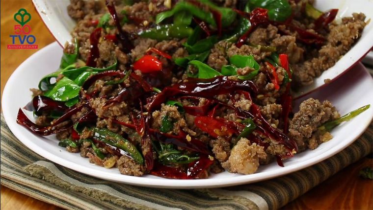 เนื้อผัดพริกแห้งใบโหระพา