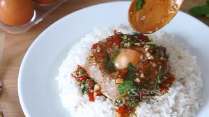 เบอร์เกอร์หมูดาว-ซอสกะเพรา