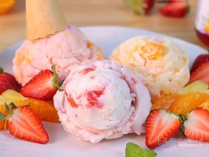 ไอศครีมโยเกิร์ตสามรสชาติ